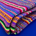 Peru,  kwadratowy obrus,  narzuta na kanapę, dekoracja sypialni czy ozdoba na taras. FIoletowy jasny Lilla kolorowy cud z Peru do każdego domu. Makata.