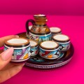 Peru zestaw do serwowania Pisco. Zestaw z ceramiki hand madę do serwowania pisco, sake, wódki, likierów. Ręcznie wykonany zestaw z ceramiki do serwowania past i sosów z Peru.