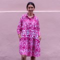 Tunika plażowa, idealna na plażę i spacery po miasteczkach, kiedy cieszysz się wypoczynkiem w upalne dni. Antica Sartoria dla ColorFiesta.pl. Wybór wielu rozmiarów.