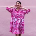 Tunika plażowa, idealna na plażę i spacery po miasteczkach, kiedy cieszysz się wypoczynkiem w upalne dni. Antica Sartoria dla ColorFiesta.pl. Wybór wielu rozmiarów.