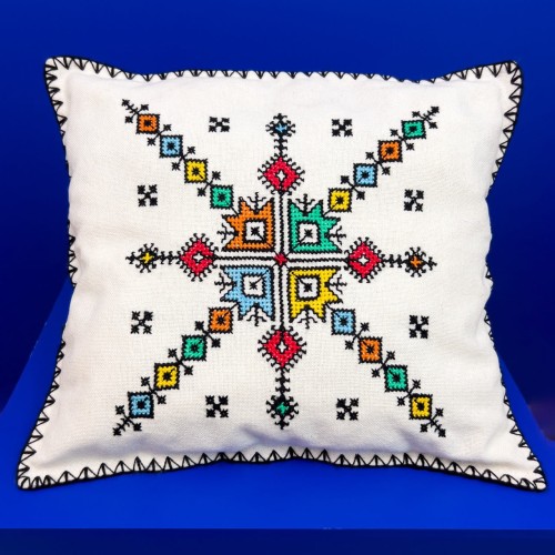 Ręcznie haftowana poszewka z Maroka. Certyfikowany produkt. Inspirowana tradycyjnymi motywami kwiatowymi. Dostępna w rozmiarach 40x40 cm i 35x35 cm, z możliwością zakupu samej poszewki lub gotowej poduszki z wypełnieniem.