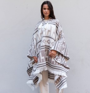 Ponczo "Alpaca Soul" – Naturalne Ciepło z Peru - beżowe z alpaką