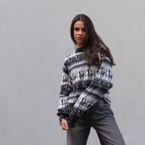 Inti Collection: Ciepły Sweter – Motyw Lamy i Wełna Alpaki - Czarno-Biały