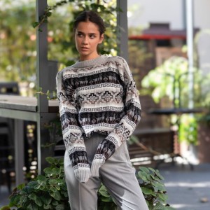 Inti Collection: Ciepły Sweter – Motyw Lamy i Wełna Alpaki - szaro-beżowy
