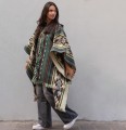 Ciepłe i stylowe ponczo z Peru. Ponczo o prostym krojem unisex, wykonane z  wełny alpaki. Ponczo boso z Peru.