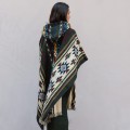 Ciepłe i stylowe ponczo z Peru. Ponczo o prostym krojem unisex, wykonane z  wełny alpaki. Ponczo boso z Peru.