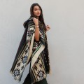 Ciepłe i stylowe ponczo z Peru. Ponczo o prostym krojem unisex, wykonane z  wełny alpaki. Ponczo boso z Peru.