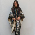 Ciepłe i stylowe ponczo z Peru. Ponczo o prostym krojem unisex, wykonane z  wełny alpaki. Ponczo boso z Peru.