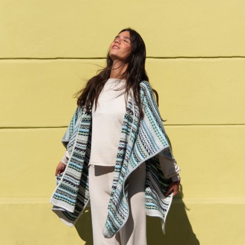 Narzutka boho z Peru. Narzutka z alpaki, narzutka kaszmirowa z super wełny prosto z Peru. Ponczo do wszystkich stylizacji najwyższej jakości.