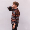 Granatowo pomarańczowy męski sweter z wełną z alpaki z Peru. Sweter unisex. Unikalne wzory, inspirowane peruwiańską kulturą, oraz komfortowy krój. Sweter dla niej i dla niego. Prawdziwa alpaka. Męski sweter Etno.