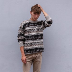 Inti Collection: Ciepły Sweter Męski – Motyw Lamy i Wełna Alpaki - Szaro Beżowy