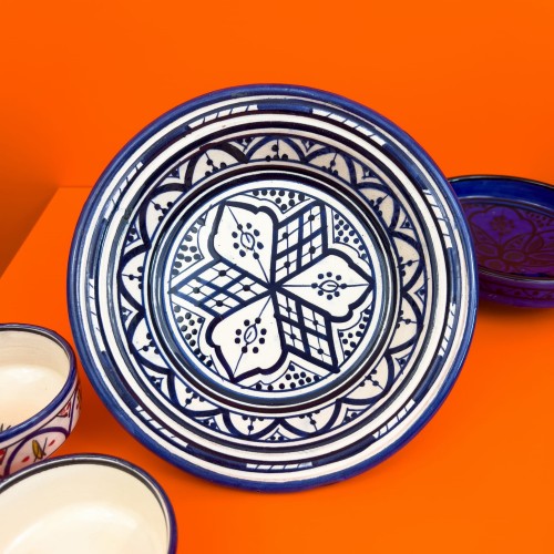 Ozdobna miska ceramiczna. Ceramika z Maroka najwyższej jakości. Miska do serwowania przekąsek, ceramiczna miska do serwowania oliwy, ceramiczna sztuka na stół. Ceramika najwyższej jakości z Maroka.