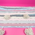 Ręcznie tkany berberyjski pled z najwyższej jakości bawełny, zdobiony pomponami. Mocny, trwały i przyjemny w dotyku. Pled z Maroka 150 x 160 cm. Doskonały jako narzuta lub koc na długie lata.
