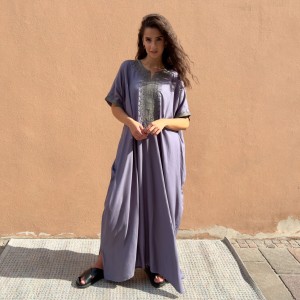 Marokańska Sukienka „Yasira” z 100% Bawełny – Przygaszony Fiolet ze Srebrem, Kaftan Premium