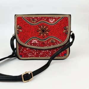 Mała torebka z koralikami czerwona – bogato zdobiona, boho, na ramię | Maroko