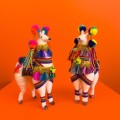 Lama z Peru z wełny z kolorowymi pomponami. Lama kolorowa na prezent. Etniczna figurka hand made. Lama zrobiona przez peruwiańskich indian z wełny, manty i nasion.