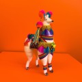 Lama z Peru z wełny z kolorowymi pomponami. Lama kolorowa na prezent. Etniczna figurka hand made z Peru. Lama rękodzieło z Peru. Kolorowa Lama zdobiona ręcznie.