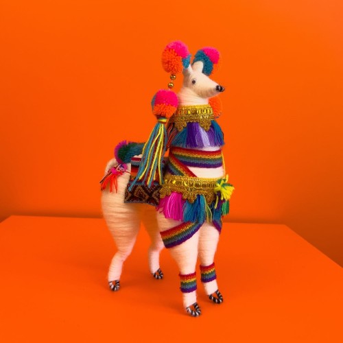 Lama z Peru z wełny z kolorowymi pomponami. Lama kolorowa na prezent. Etniczna figurka hand made z Peru. Lama rękodzieło z Peru. Kolorowa Lama zdobiona ręcznie.