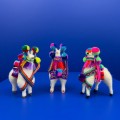 Lama z Peru z wełny z kolorowymi pomponami. Lama kolorowa na prezent. Etniczna figurka hand made z Peru. Lama rękodzieło z Peru. Kolorowa Lama zdobiona ręcznie.