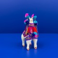 Lama z Peru z wełny z kolorowymi pomponami. Lama kolorowa na prezent. Etniczna figurka hand made. Lama zrobiona przez peruwiańskich indian z wełny, manty i nasion.