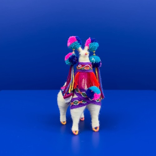 Lama z Peru z wełny z kolorowymi pomponami. Lama kolorowa na prezent. Etniczna figurka hand made. Lama zrobiona przez peruwiańskich indian z wełny, manty i nasion.