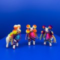 Lama z Peru z wełny z kolorowymi pomponami. Lama kolorowa na prezent. Etniczna figurka hand made z Peru. Lama rękodzieło z Peru. Kolorowa Lama zdobiona ręcznie.