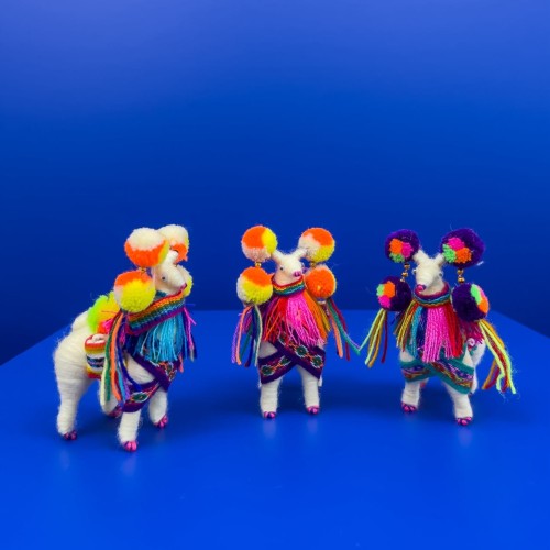 Lama z Peru z wełny z kolorowymi pomponami. Lama kolorowa na prezent. Etniczna figurka hand made z Peru. Lama rękodzieło z Peru. Kolorowa Lama zdobiona ręcznie.