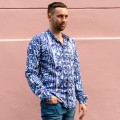 Męska koszula letnia z = bawełny na lato. Włoska koszula męska 100% bawełna. Niebieska męska koszula na lato, przewiewna, lekka. Wakacyjna koszula męska, granatowa we wzory. Niebieska koszula męska we wzory. Desigual.